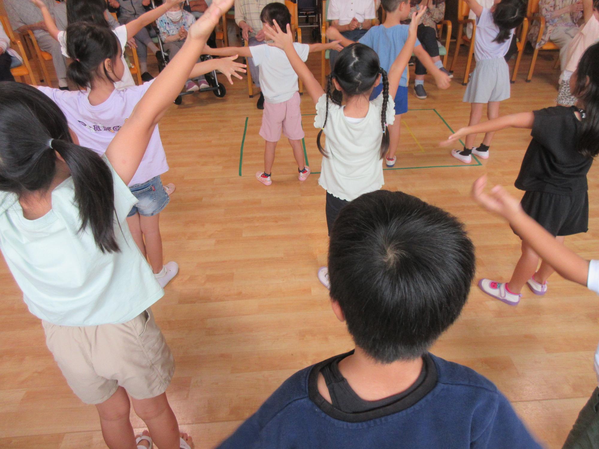 パプリカを踊っている