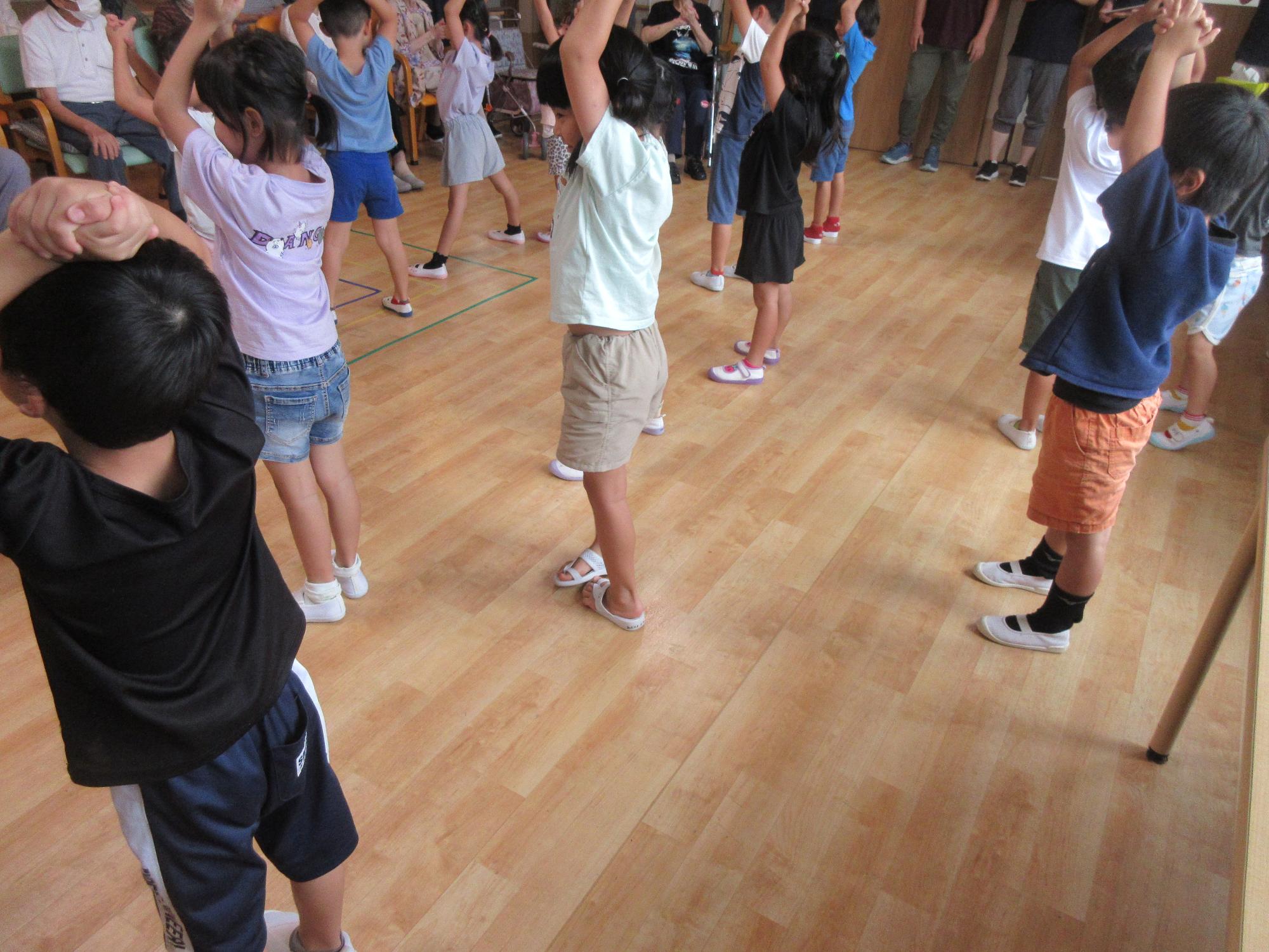 音楽に合わせて手拍子をうってくれている