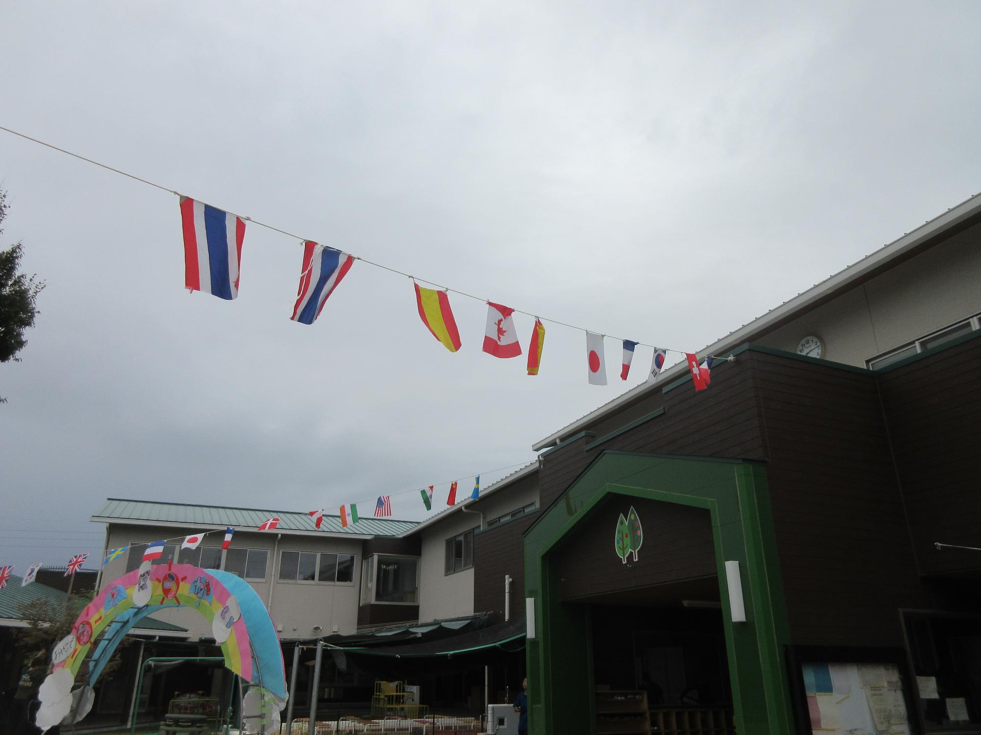 運動会当日の園庭の様子（曇り空）