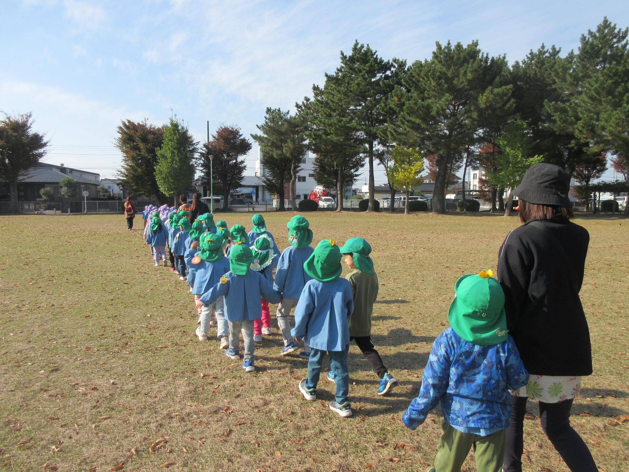 手をつないで歩いている