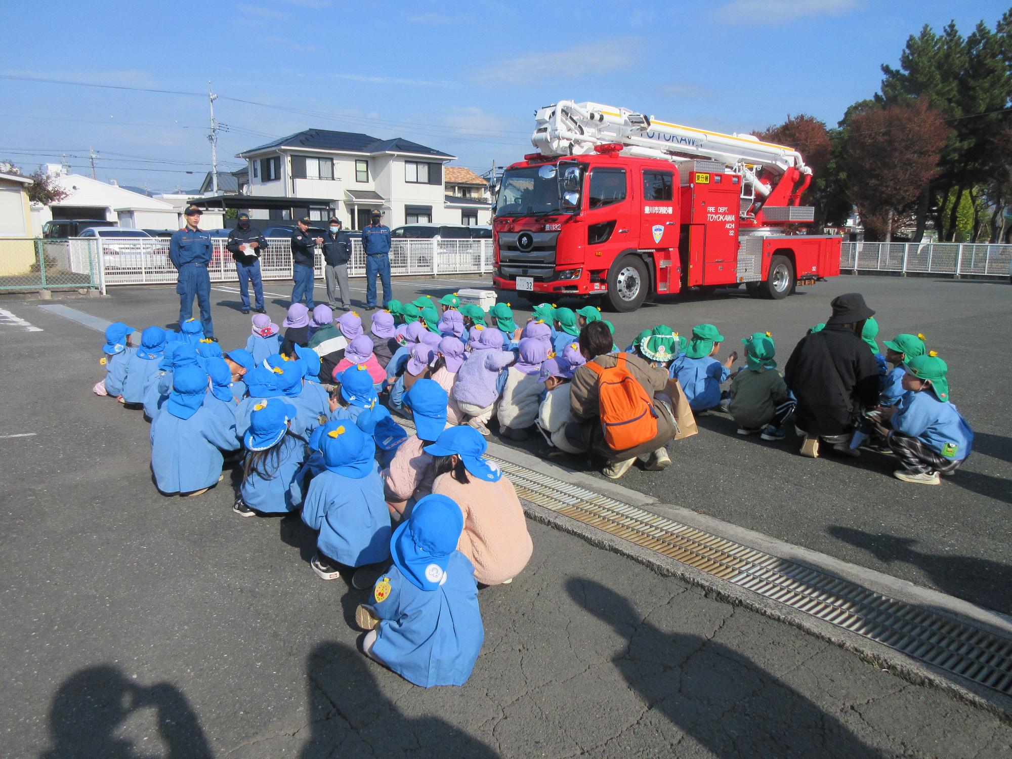 消防士さんの話を聞いています。