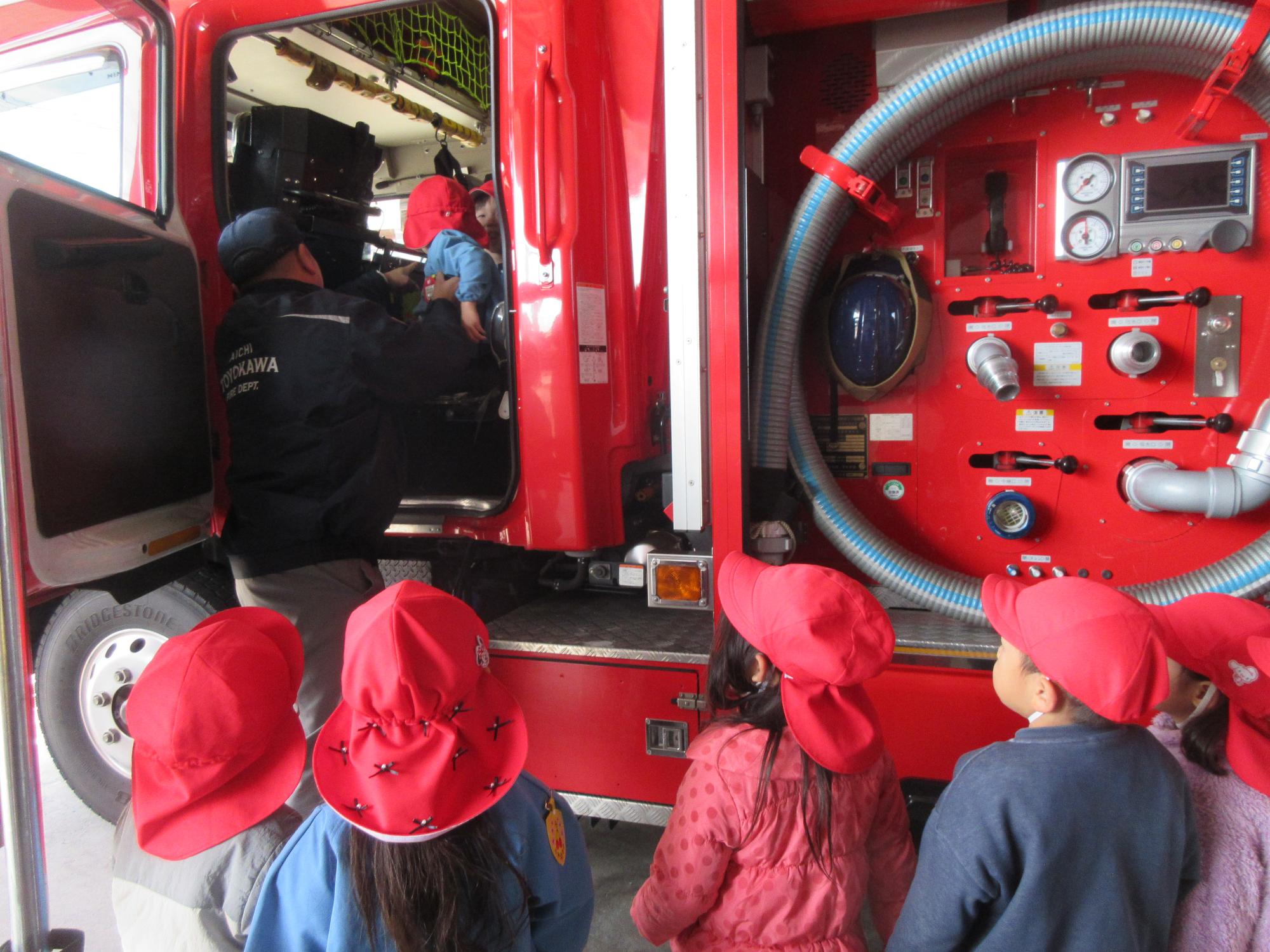 消防車に乗せてもらっている