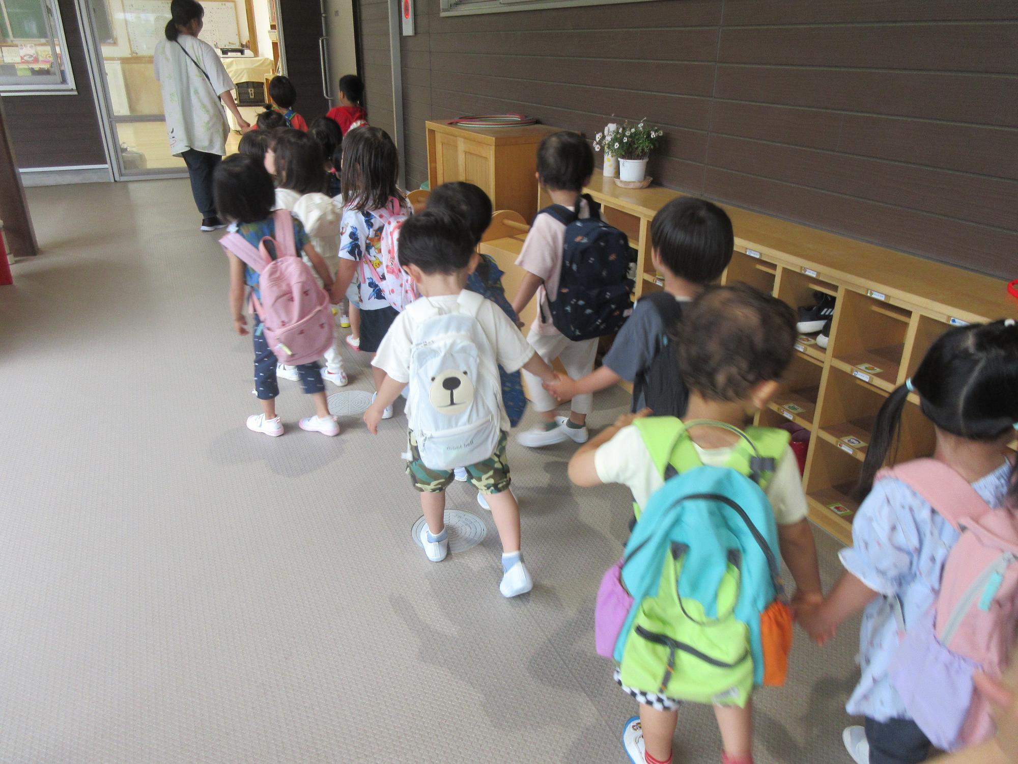 手をつないで歩いている