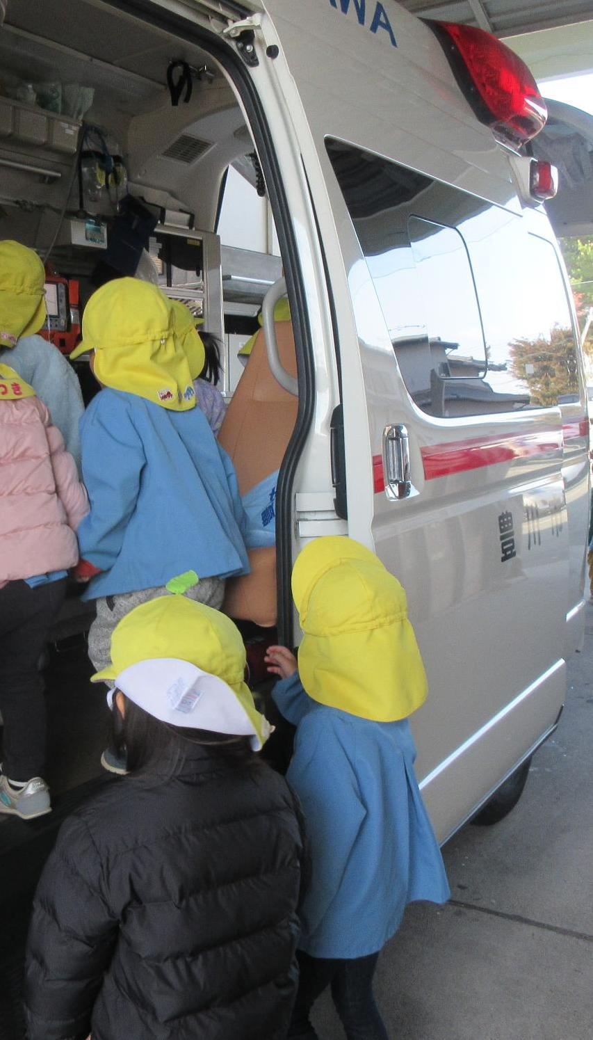 救急車に乗っている