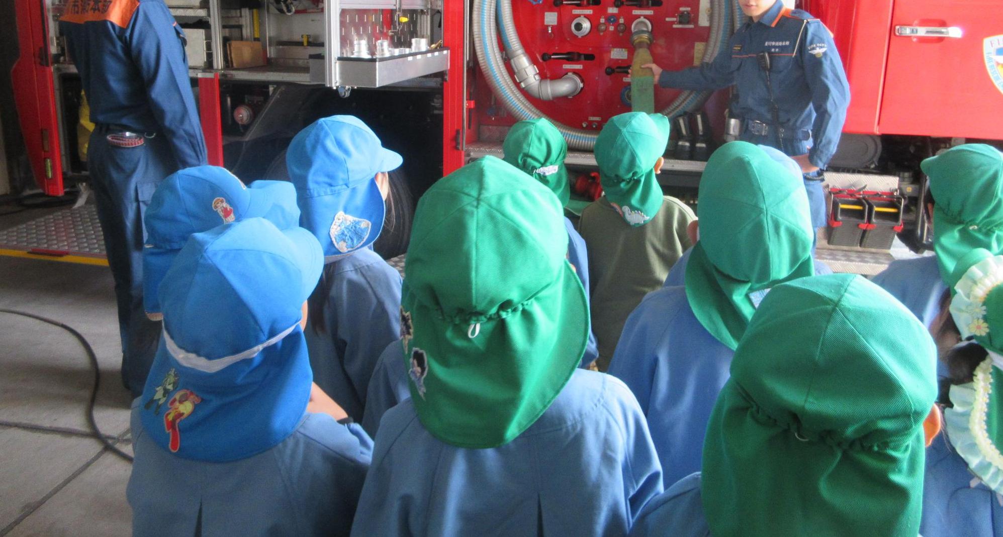 消防車について説明を聞いている