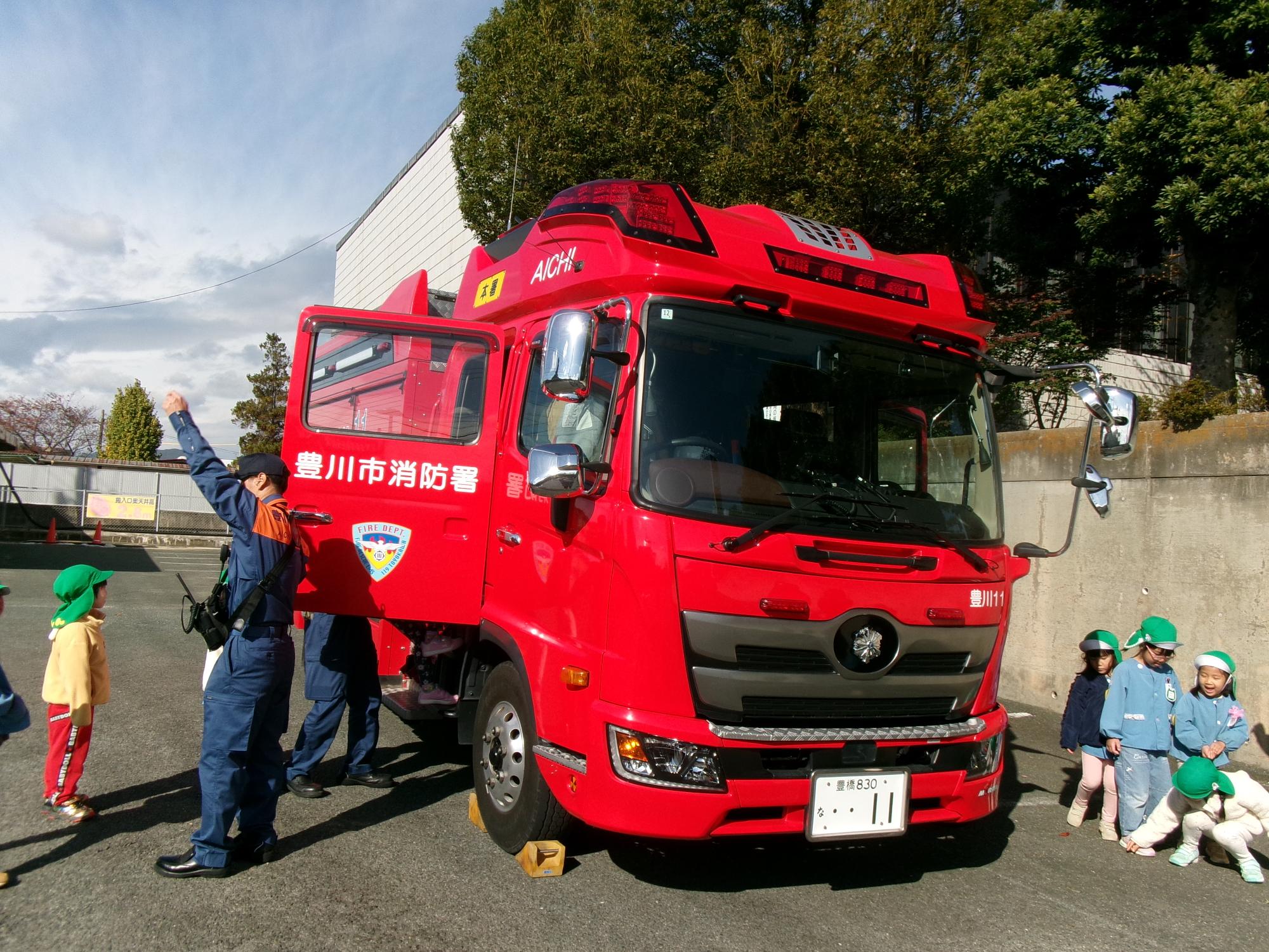 消防車に乗っています