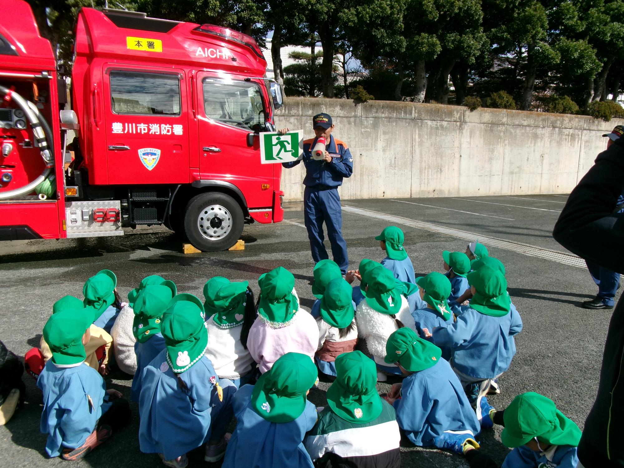 消防士さんの話を聞いています