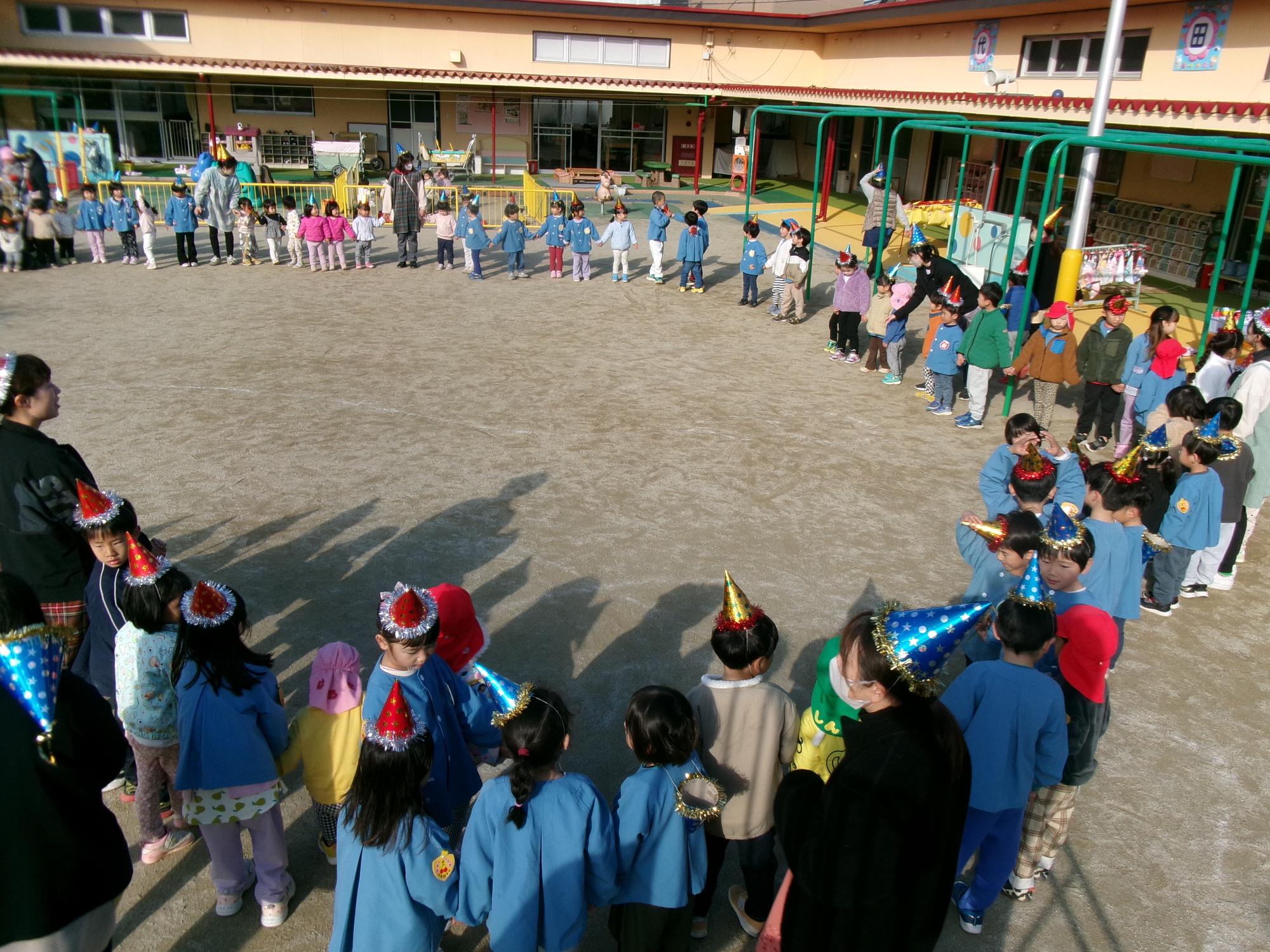 園庭でフォークダンスを踊っています