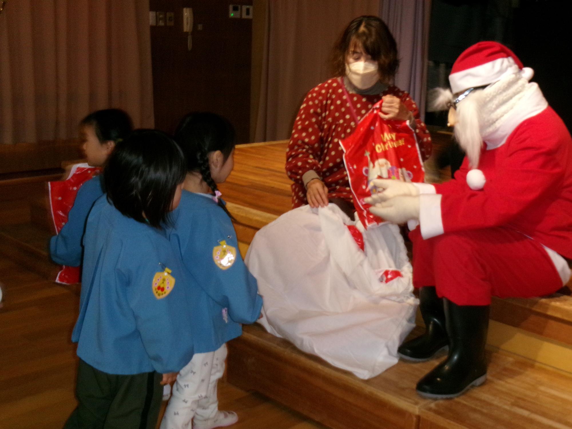 サンタクロースにプレゼントをもらっています