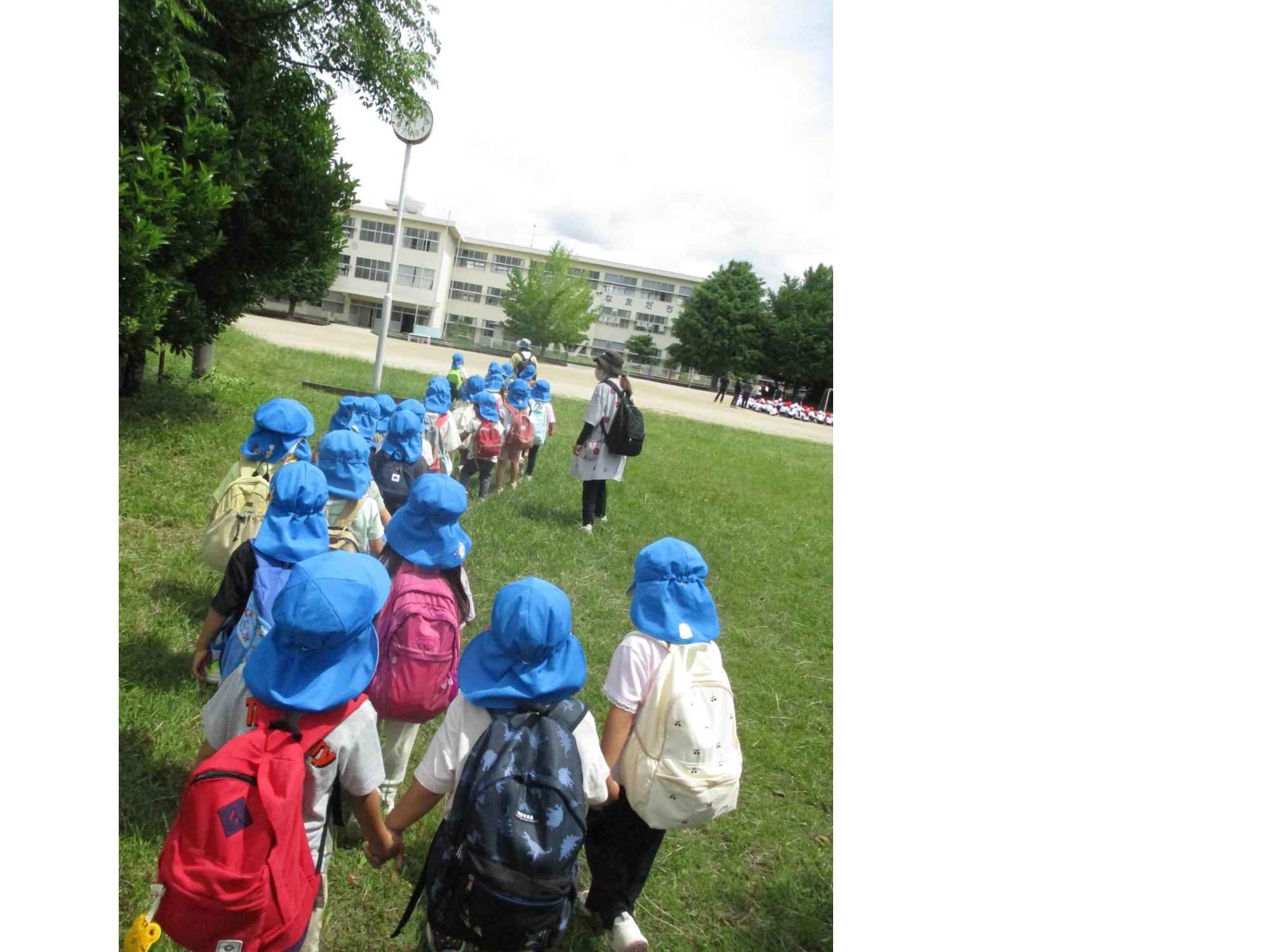 小学校の校庭を歩いています