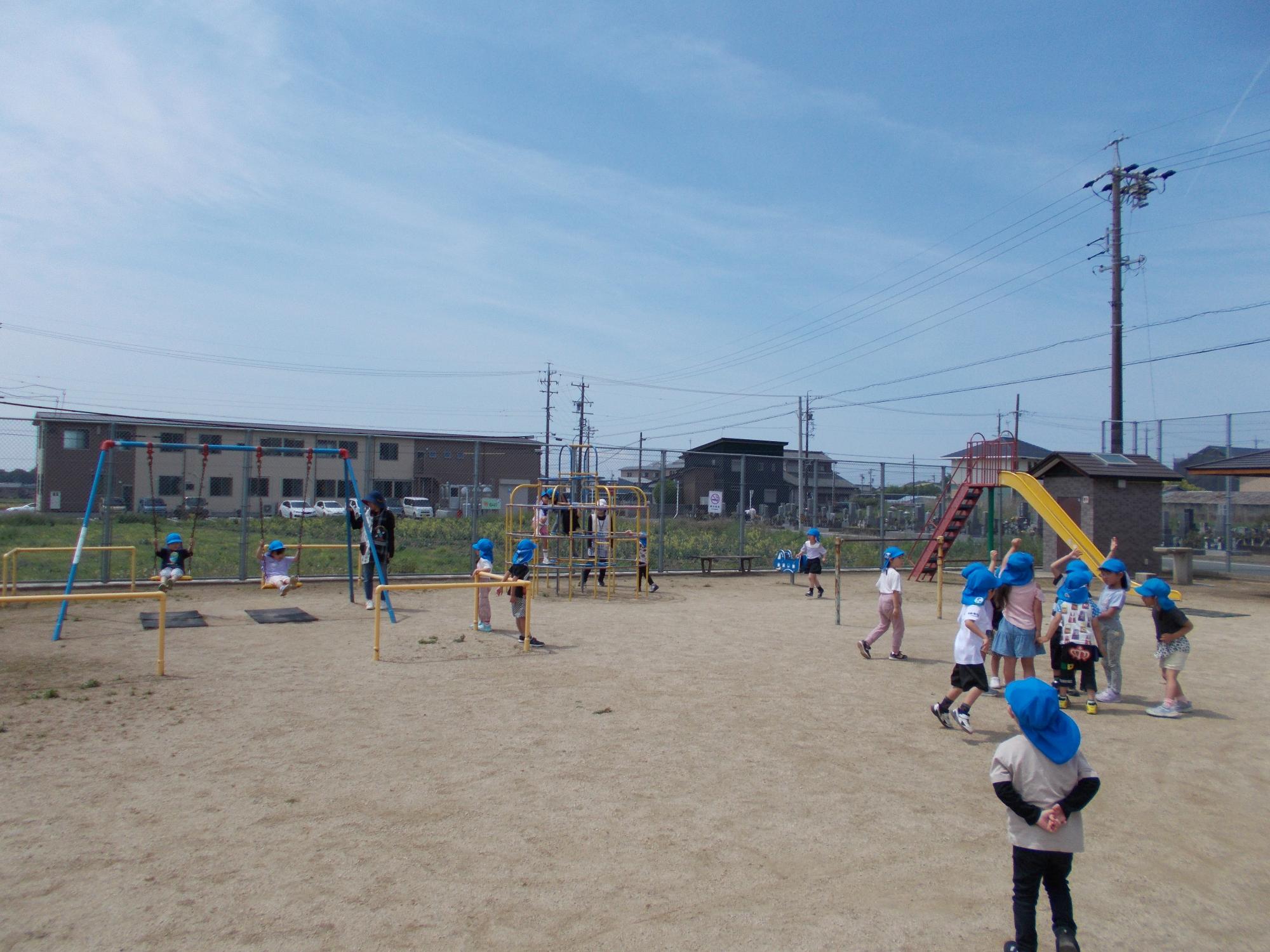 公園で遊ぶ子どもたち