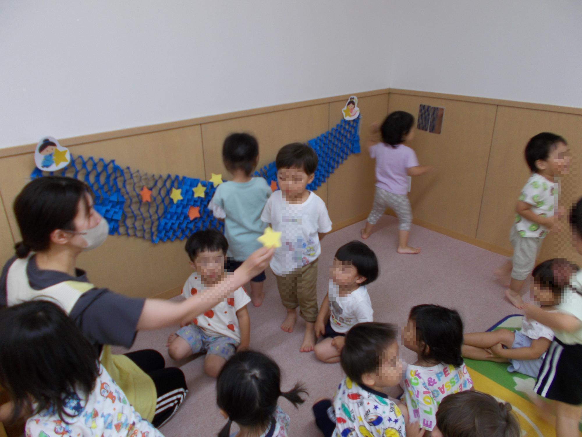 2歳児は天の川に星を張って遊びました