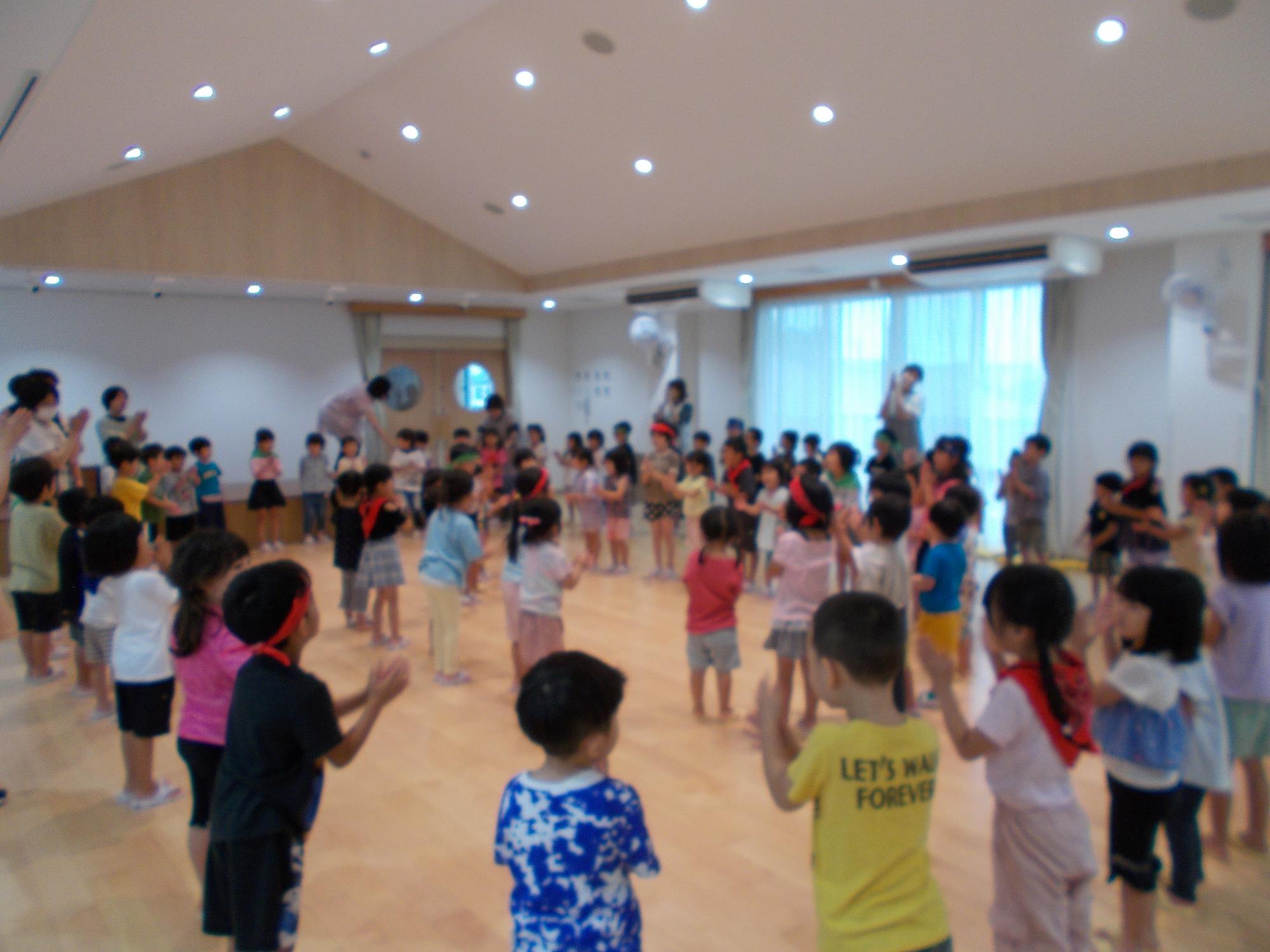 遊戯室でみんなでお化けの花火音頭を踊って夏祭りがスタートしました