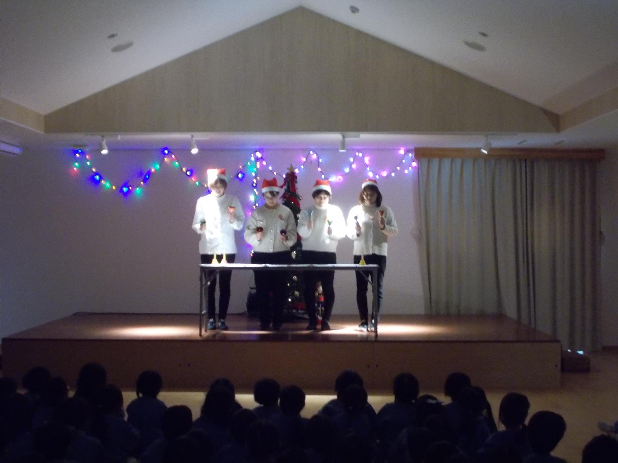 職員によるハンドベルの演奏