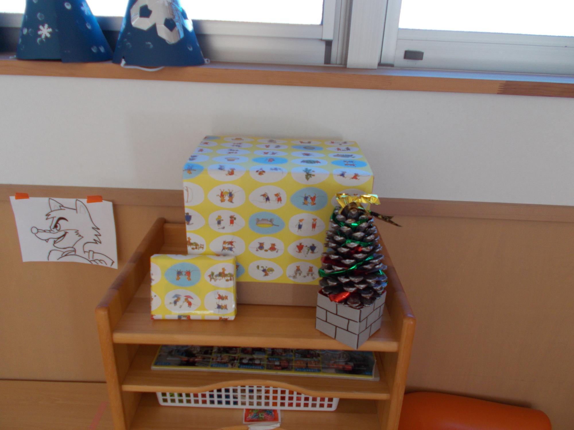 お部屋にもプレゼントとクリスマスの飾り