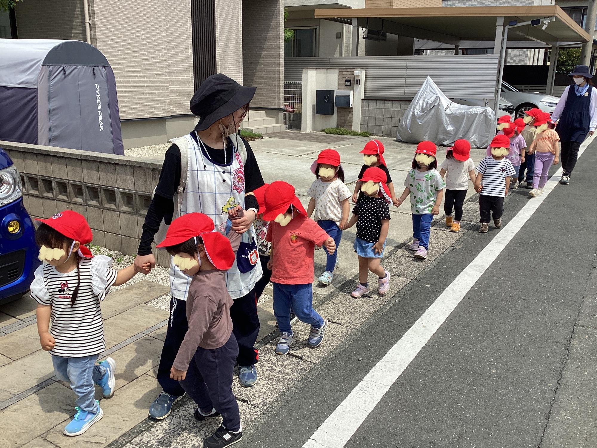 手をつないでおさんぽ