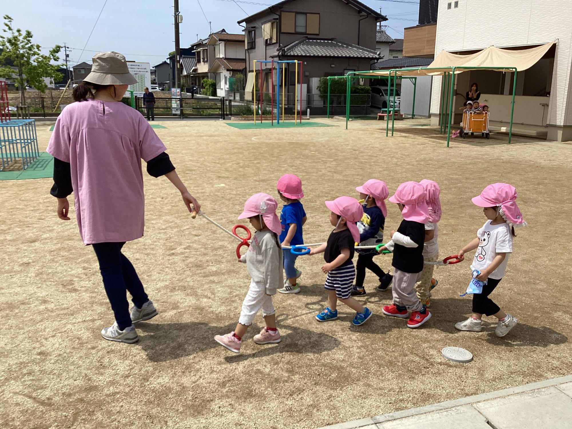 誘導ロープを持ってお散歩