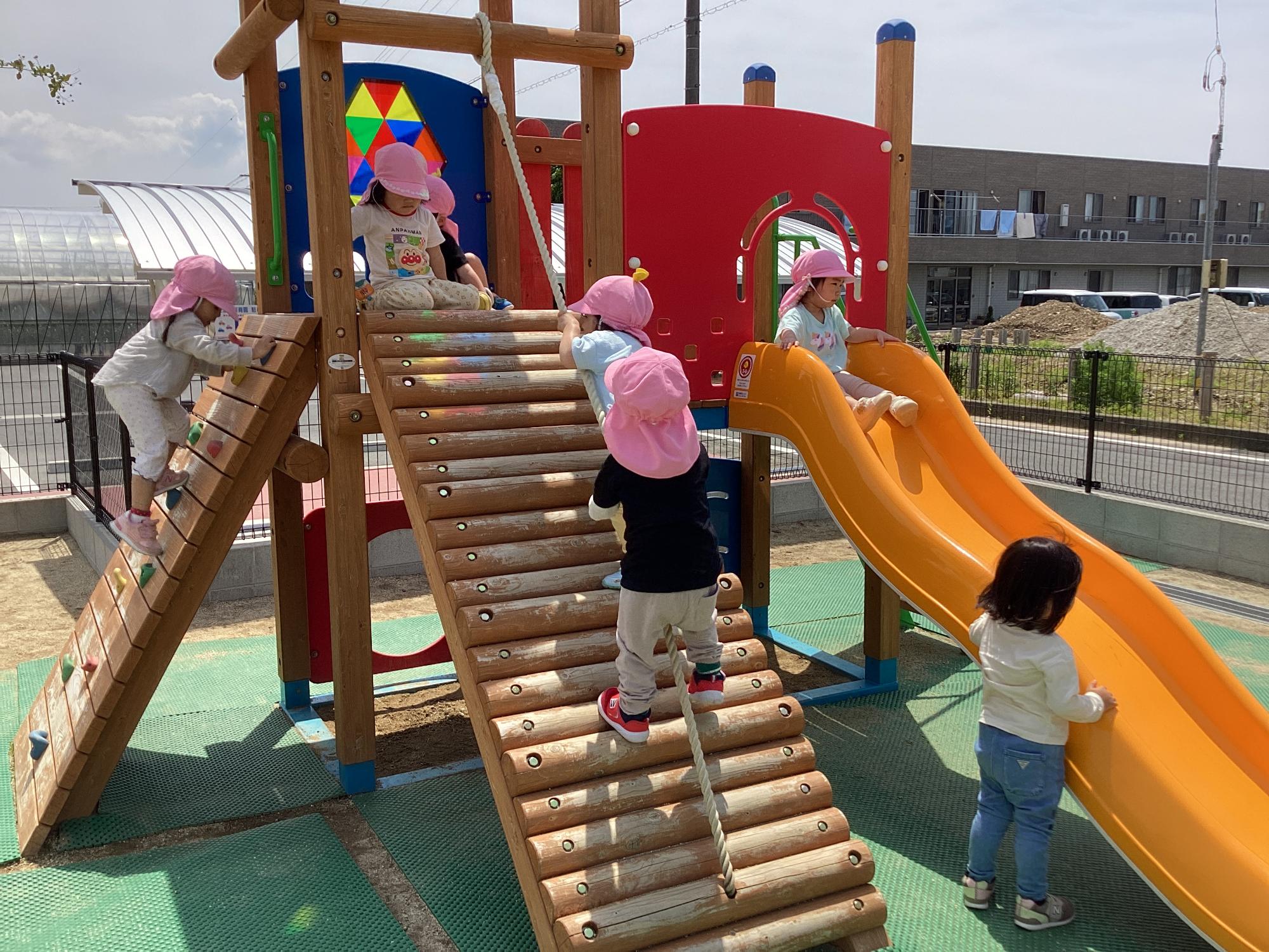 遊具で遊ぶ2歳児