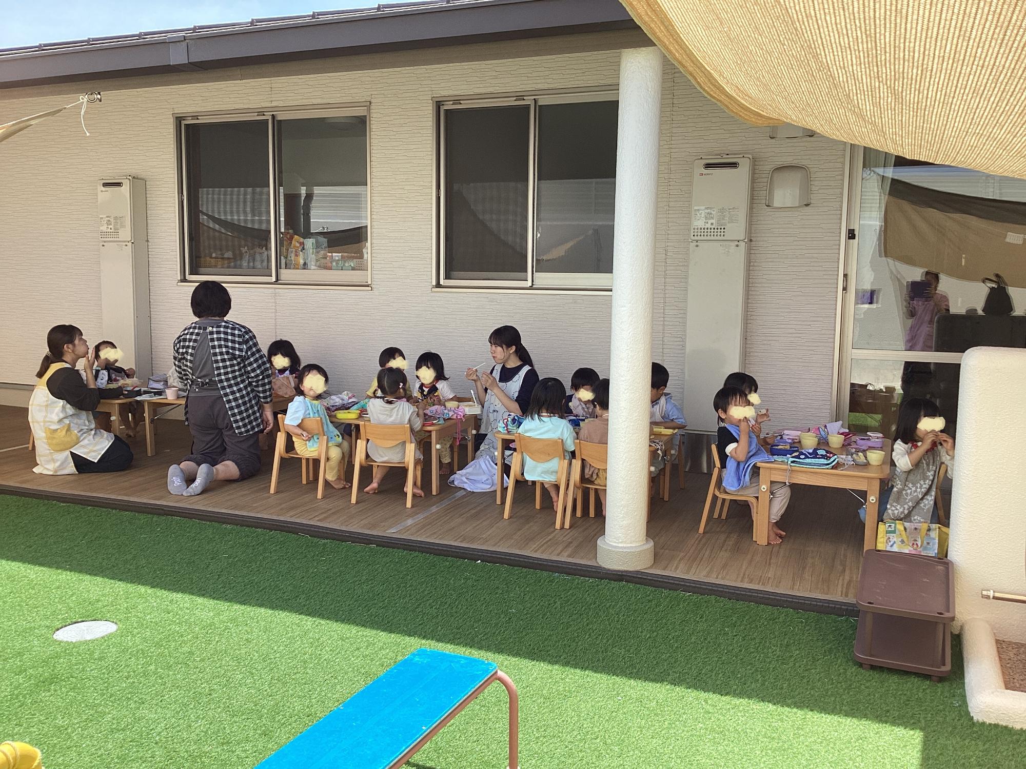 テラスでお弁当を食べる2歳児