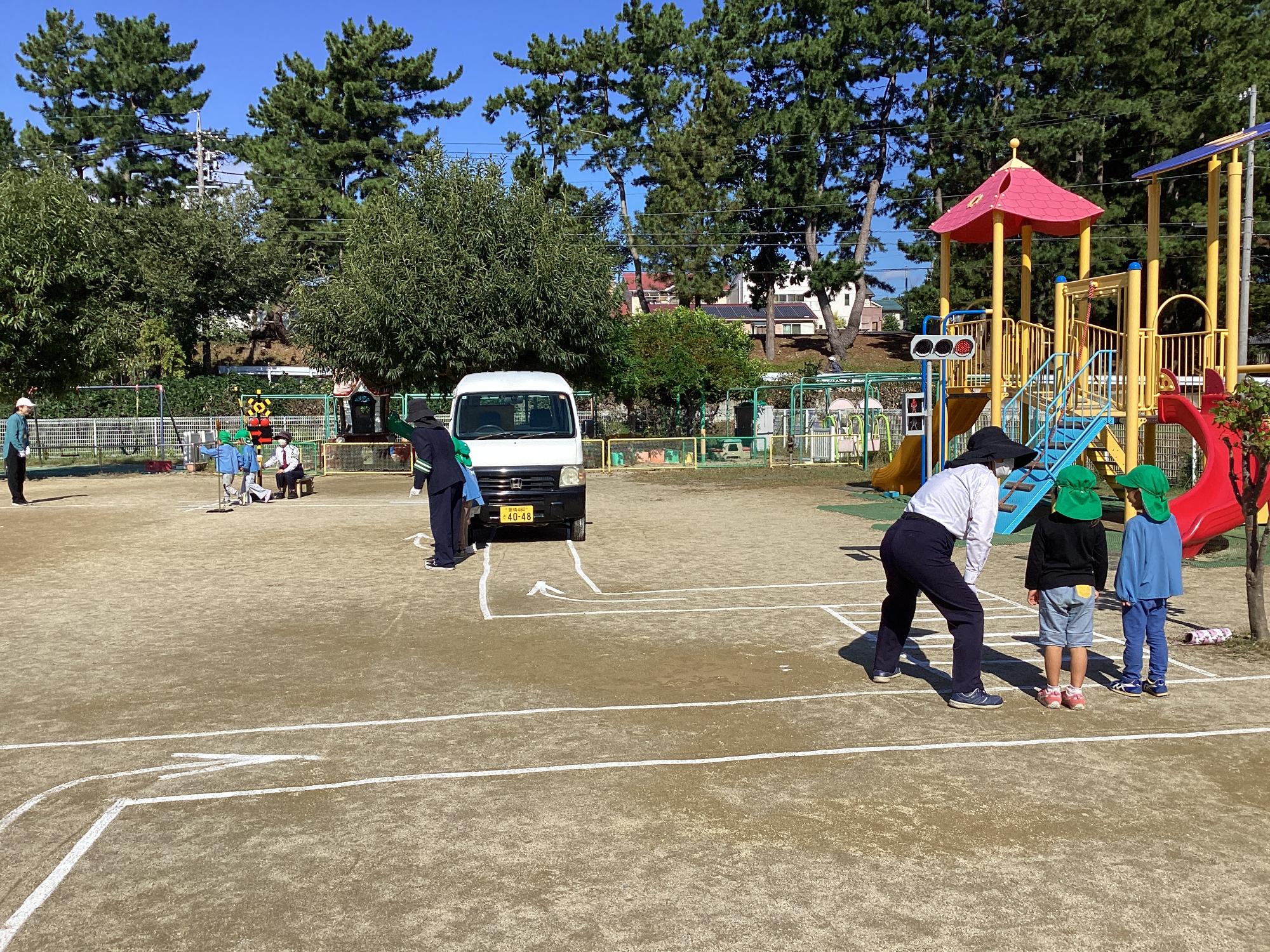 手をあげて渡る