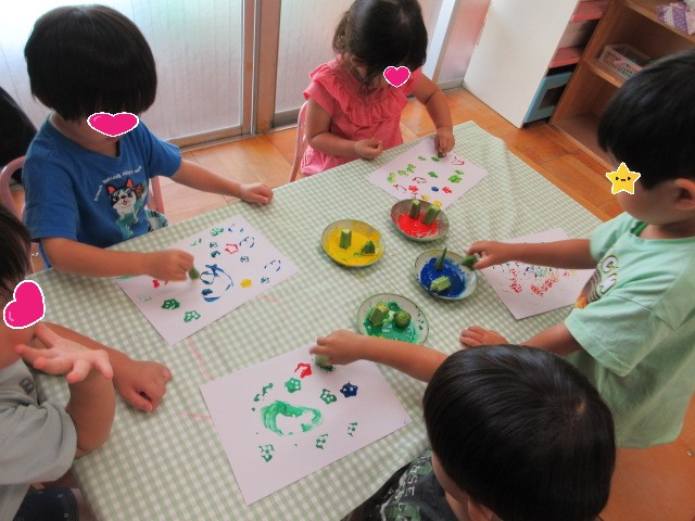 野菜スタンプ遊びの写真