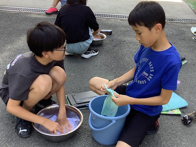 雑巾の汚れ具合を確認する様子。