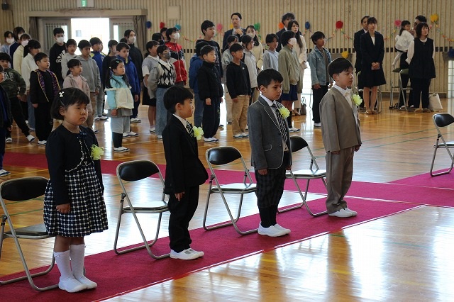 入学式で名前を呼ばれて起立する新入生