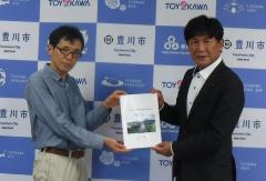 浅野純一郎委員長から竹本市長への報告写真